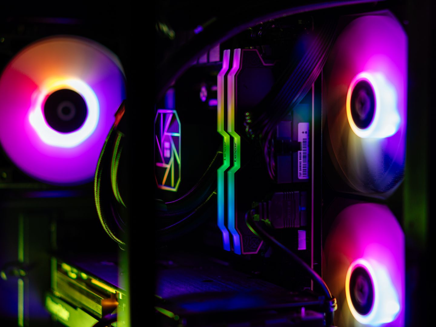 Ryzen 5 9600X + RX 9060 XT (16GB)